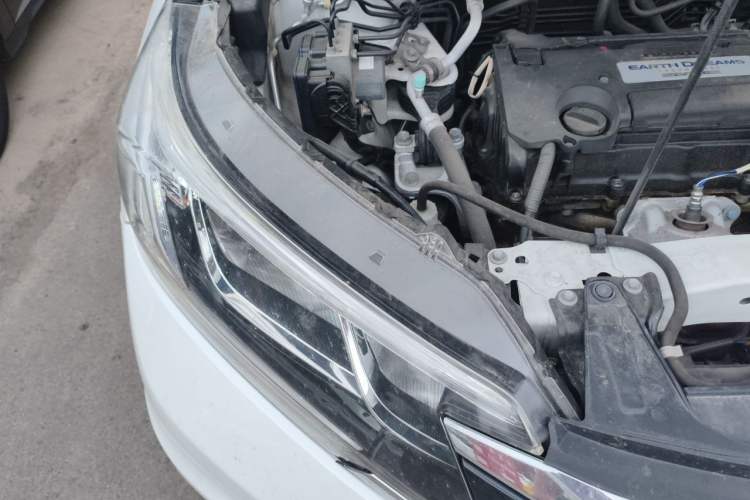 Used Honda CR-V 2015 2.4L two-wheel drive luxury version Engine Bay Right