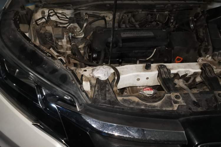 Used Honda CR-V 2015 2.4L two-wheel drive luxury version Engine Bay Right
