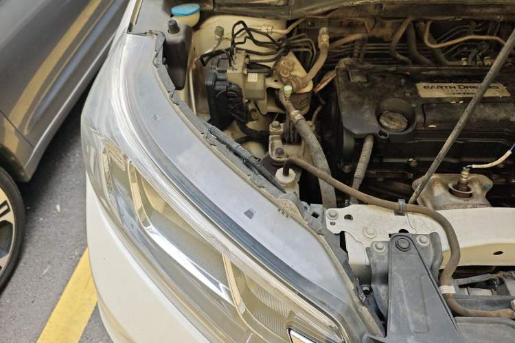 Used Honda CR-V 2015 2.4L two-wheel drive luxury version Engine Bay Right