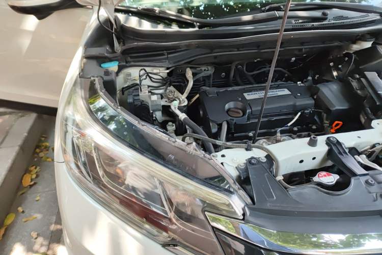 Used Honda CR-V 2015 2.4L two-wheel drive luxury version Engine Bay Right