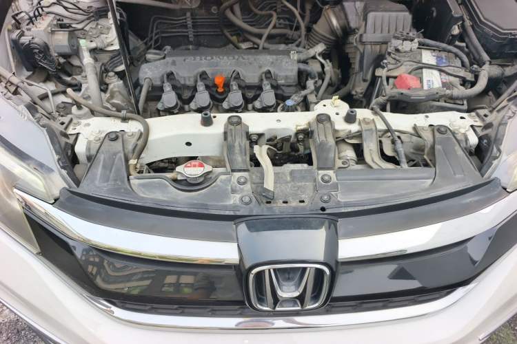 Used Honda CR-V 2015 2.0L two-wheel drive Fashion Edition Engine Bay
