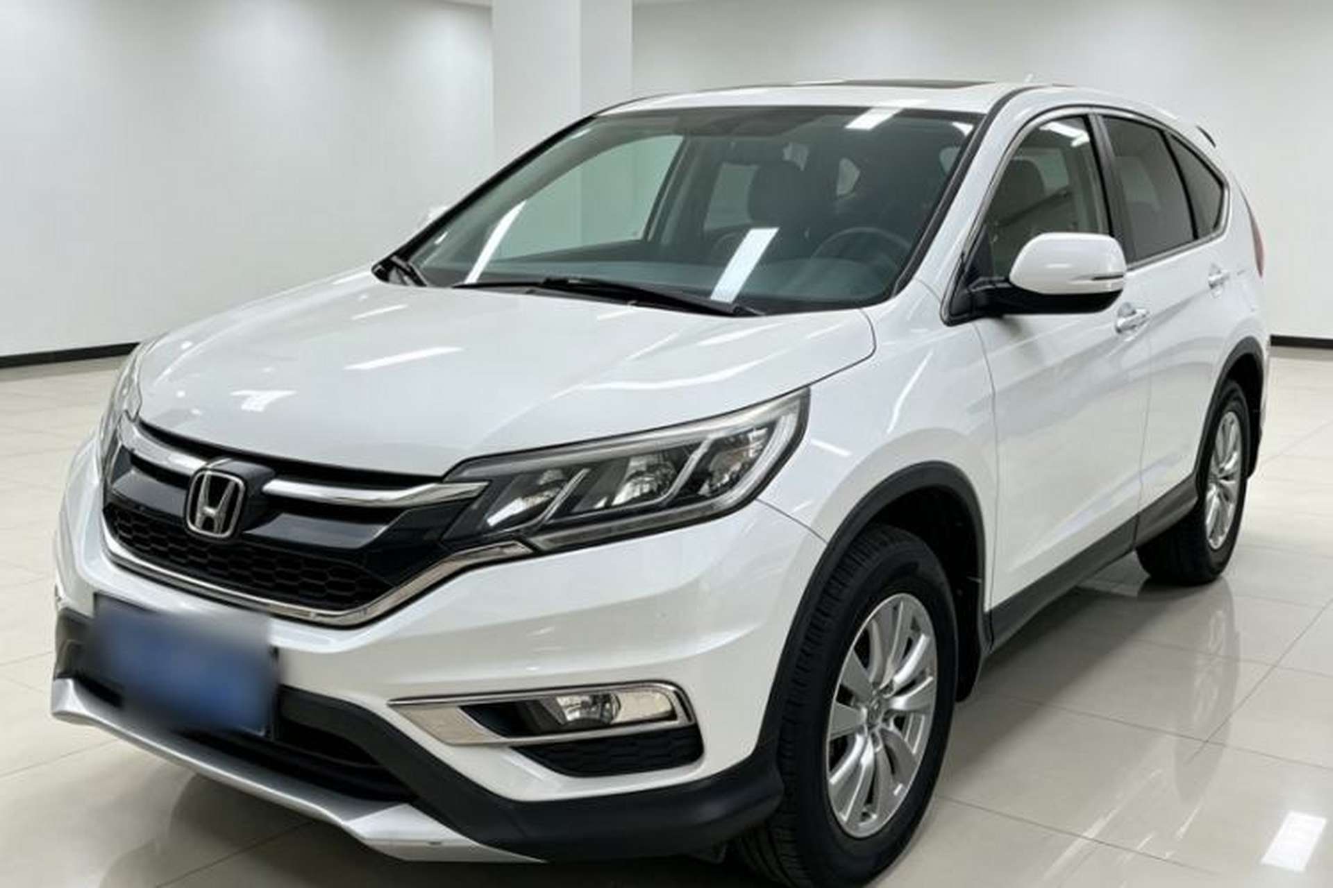Used Honda CR-V 2015 2.0L two-wheel drive Fashion Edition Front Left 45 Deg