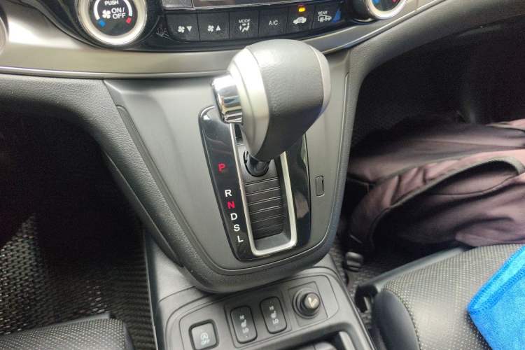 Used Honda CR-V 2015 2.4L four-wheel drive luxury version Gear Lever