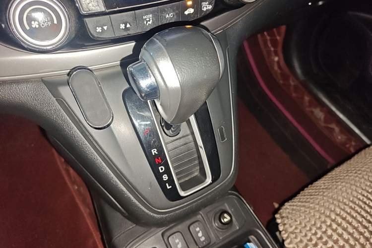 Used Honda CR-V 2015 2.4L four-wheel drive luxury version Gear Lever
