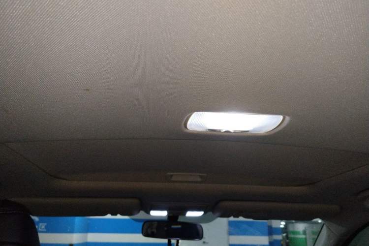 Used Honda CR-V 2015 2.4L two-wheel drive luxury version Headliner