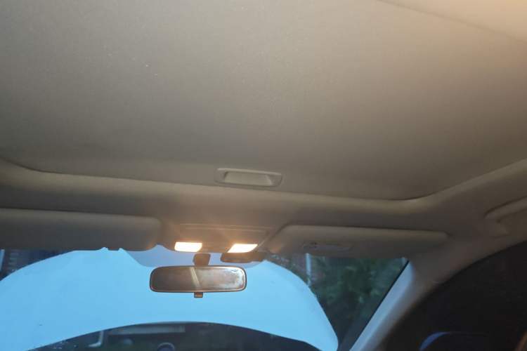 Used Honda CR-V 2015 2.4L two-wheel drive luxury version Headliner
