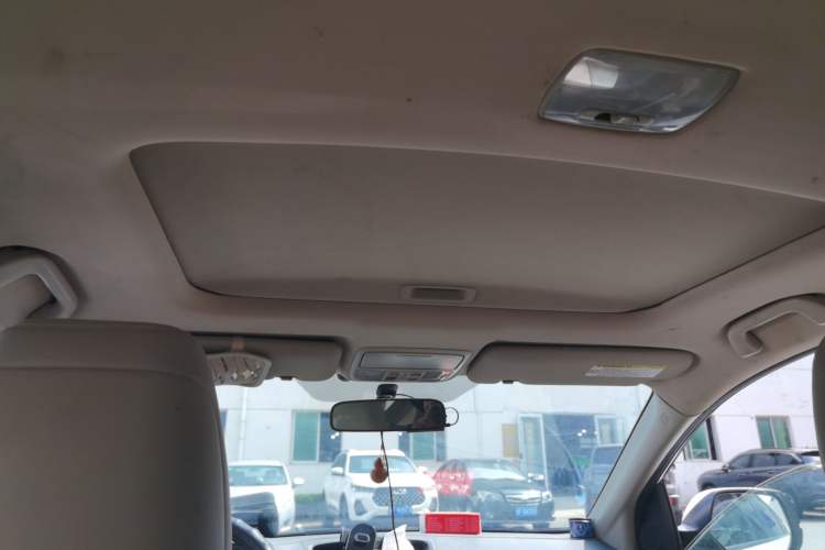 Used Honda CR-V 2015 2.4L two-wheel drive luxury version Headliner