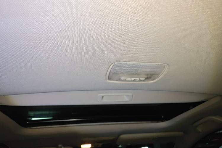 Used Honda CR-V 2015 2.4L two-wheel drive luxury version Headliner