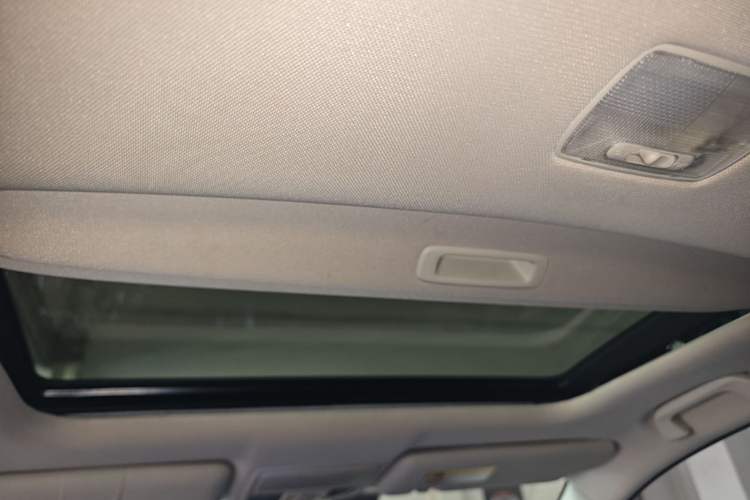 Used Honda CR-V 2015 2.4L two-wheel drive luxury version Headliner