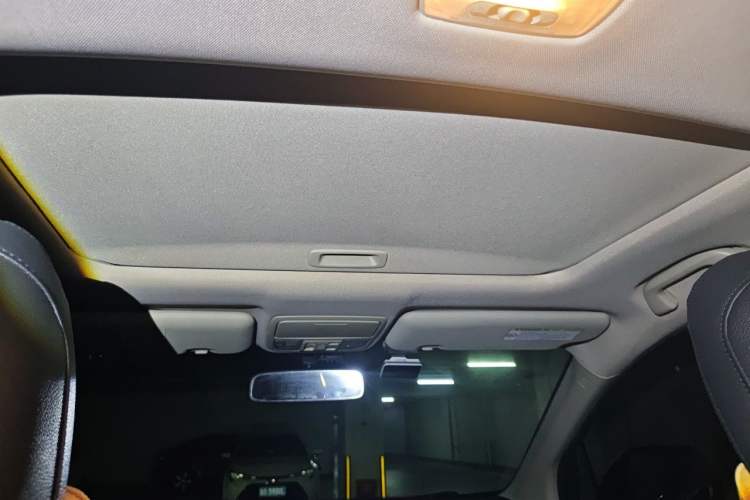 Used Honda CR-V 2015 2.0L two-wheel drive Fashion Edition Headliner