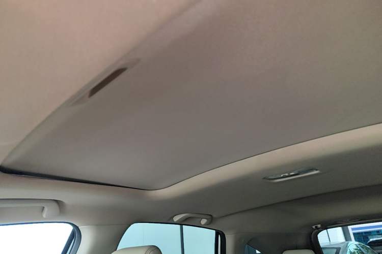 Used Honda CR-V 2015 2.4L two-wheel drive luxury version Headliner