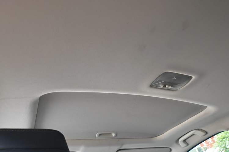 Used Honda CR-V 2015 2.4L two-wheel drive luxury version Headliner