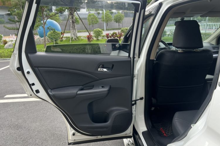Used Honda CR-V 2015 2.0L two-wheel drive urban version Interior 2