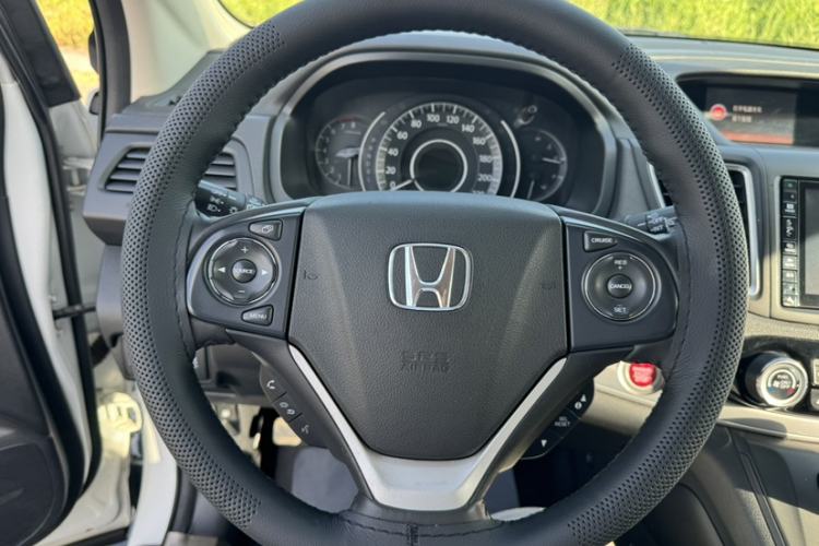 Used Honda CR-V 2015 2.4L four-wheel drive luxury version Interior 2