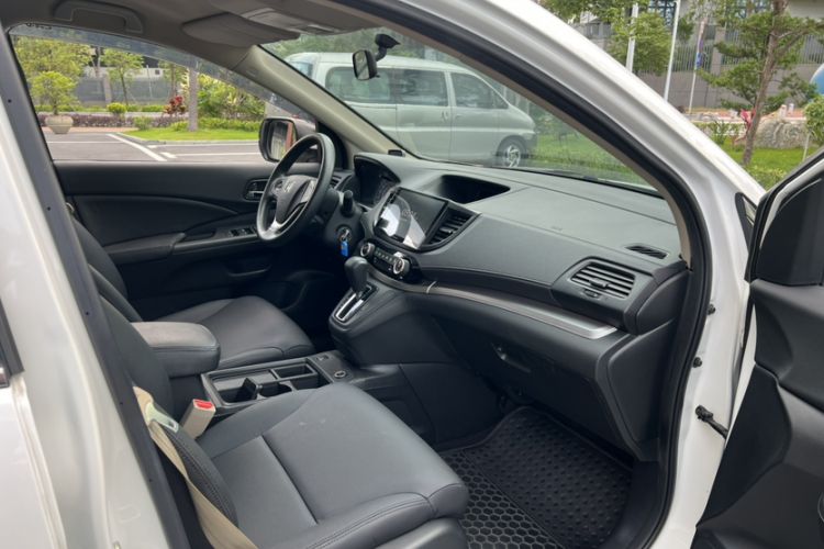 Used Honda CR-V 2015 2.0L two-wheel drive urban version Interior 3