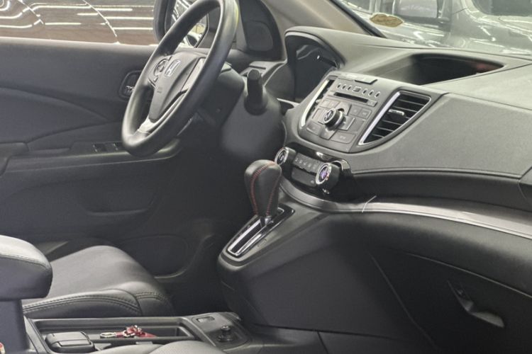 Used Honda CR-V 2015 2.0L two-wheel drive Fashion Edition Interior 3