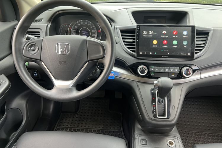Used Honda CR-V 2015 2.0L two-wheel drive urban version Interior 5