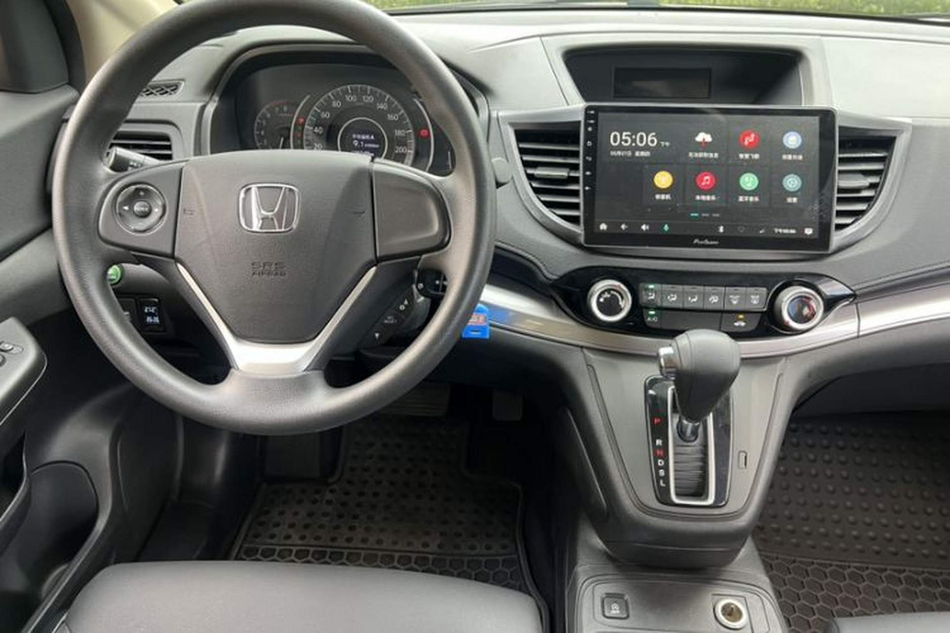 Used Honda CR-V 2015 2.0L two-wheel drive urban version Interior 5