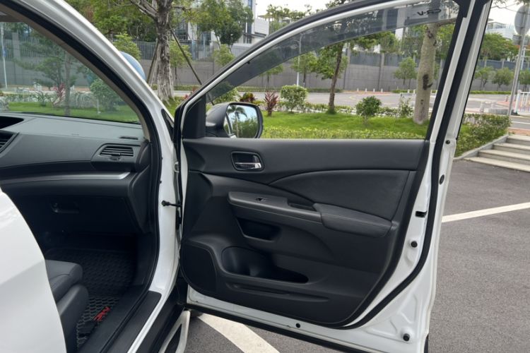 Used Honda CR-V 2015 2.0L two-wheel drive urban version Interior 7