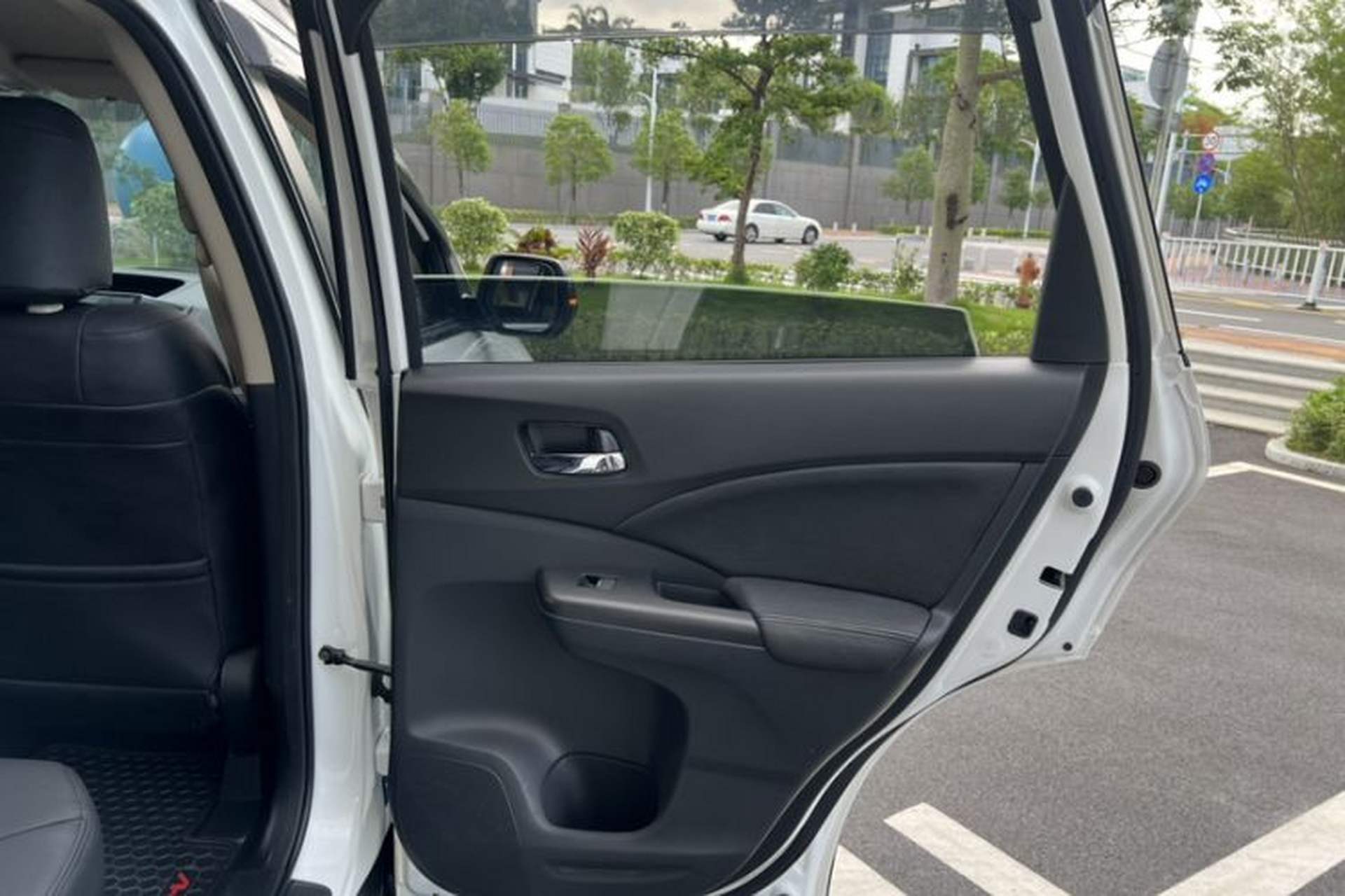 Used Honda CR-V 2015 2.0L two-wheel drive urban version Interior 8