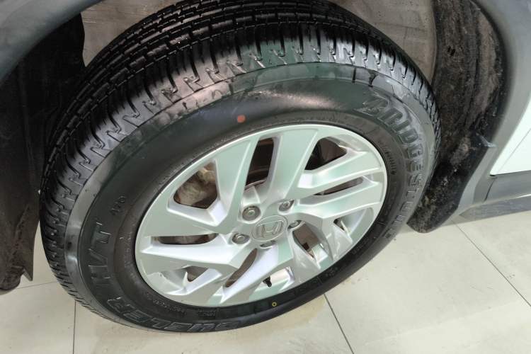 Used Honda CR-V 2015 2.4L four-wheel drive luxury version Left Front Wheel Hub