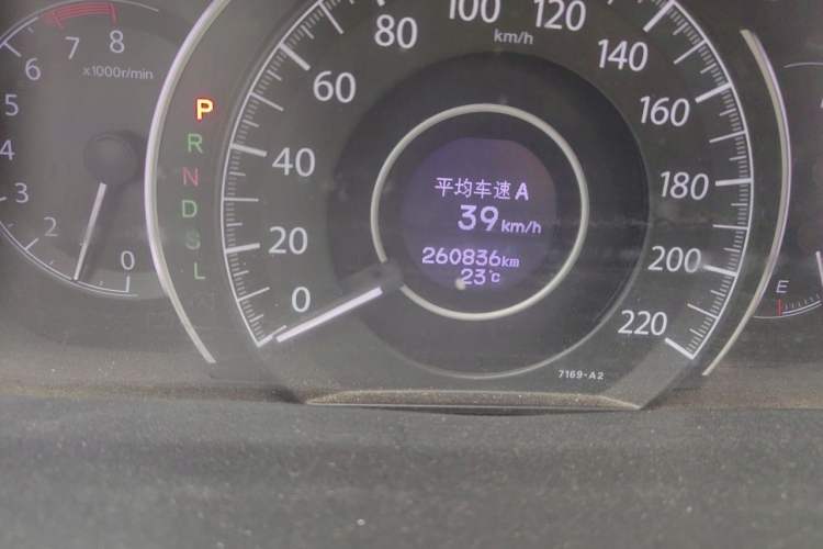 Used Honda CR-V 2015 2.4L four-wheel drive luxury version Odometer Close Up
