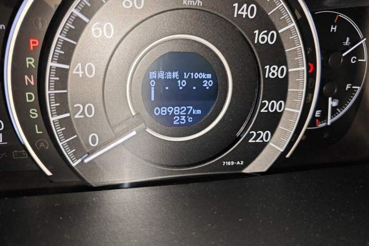 Used Honda CR-V 2015 2.4L two-wheel drive luxury version Odometer Close Up