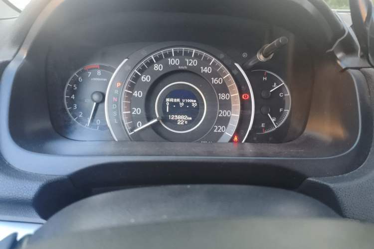 Used Honda CR-V 2015 2.4L two-wheel drive luxury version Odometer Close Up