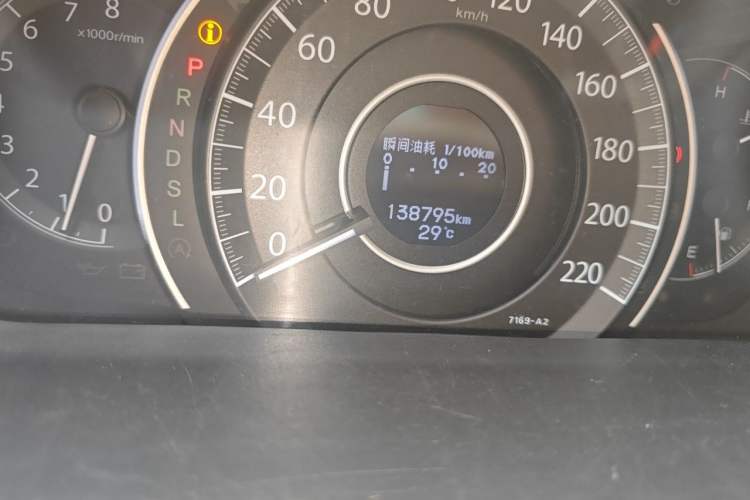 Used Honda CR-V 2015 2.4L two-wheel drive luxury version Odometer Close Up