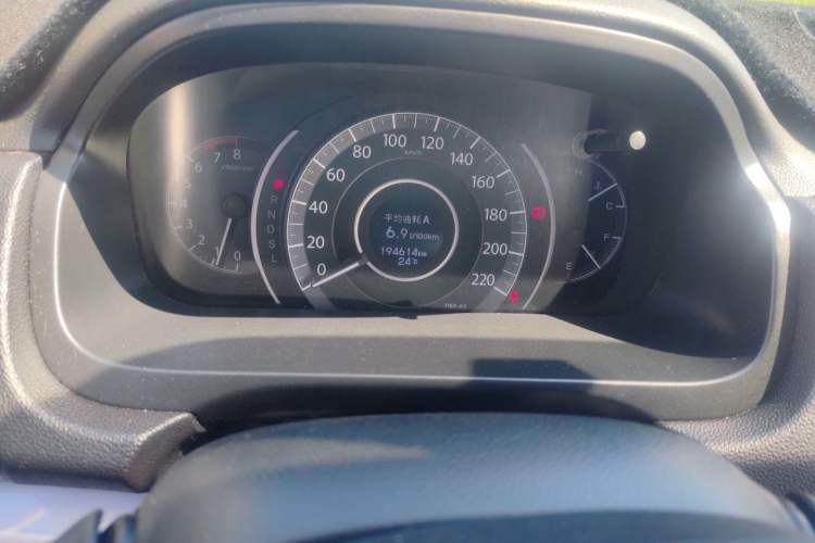 Used Honda CR-V 2015 2.0L two-wheel drive Fashion Edition Odometer Close Up