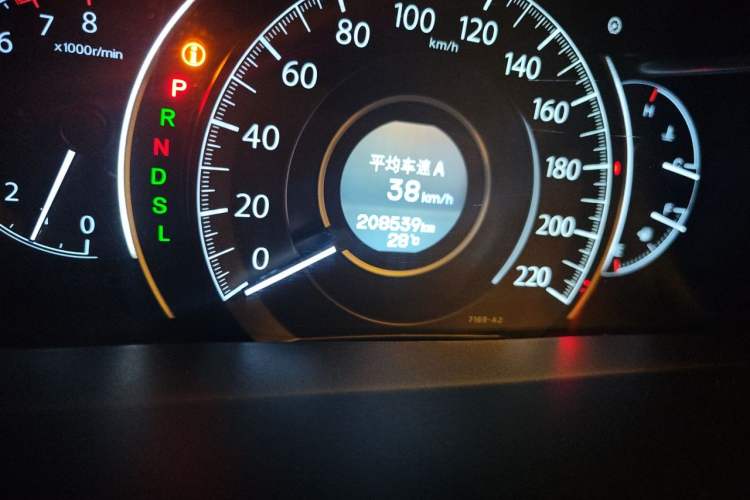 Used Honda CR-V 2015 2.0L two-wheel drive urban version Odometer Close Up
