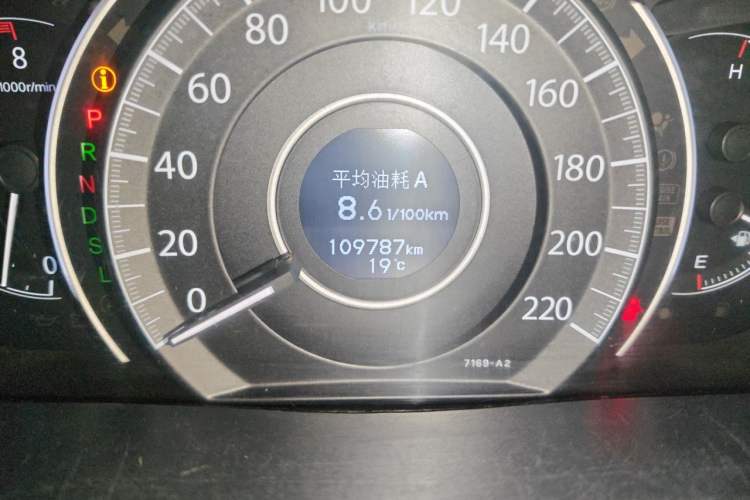 Used Honda CR-V 2015 2.0L two-wheel drive urban version Odometer Close Up