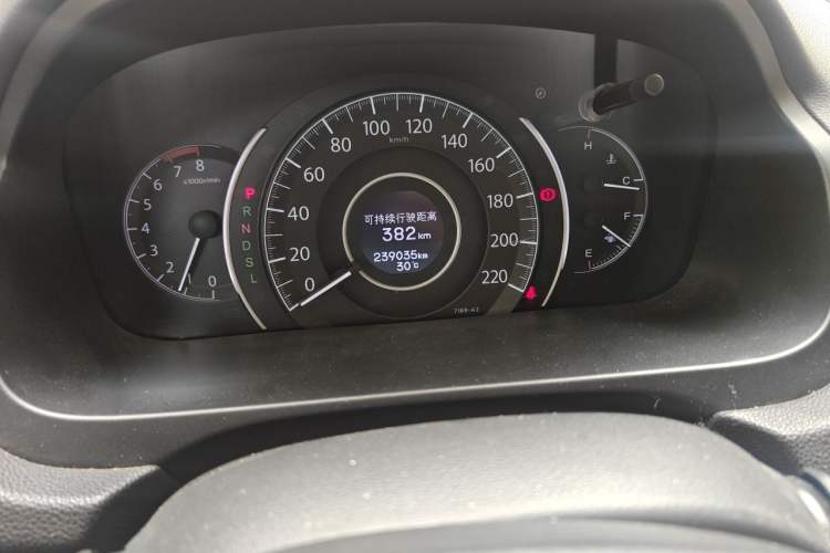 Used Honda CR-V 2015 2.4L two-wheel drive luxury version Odometer Close Up