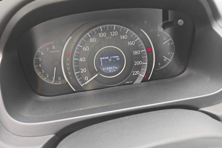 Used Honda CR-V 2015 2.0L two-wheel drive urban version Odometer Close Up