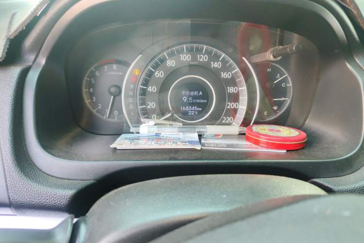 Used Honda CR-V 2015 2.0L two-wheel drive urban version Odometer Close Up