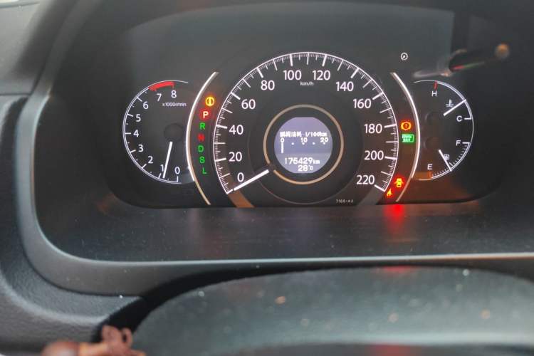 Used Honda CR-V 2015 2.4L two-wheel drive luxury version Odometer Close Up