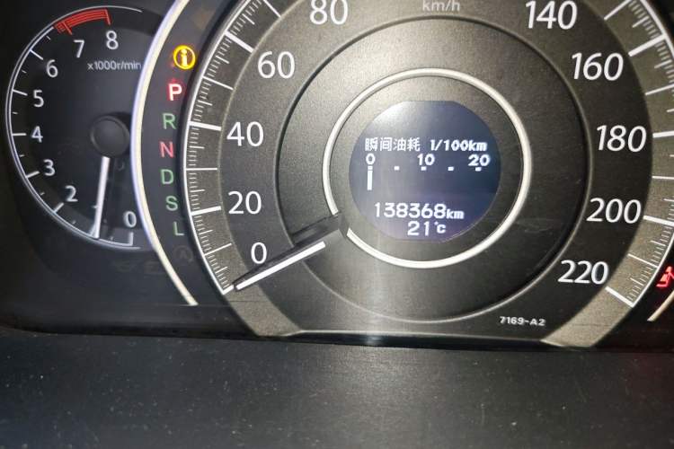 Used Honda CR-V 2015 2.4L two-wheel drive luxury version Odometer Close Up