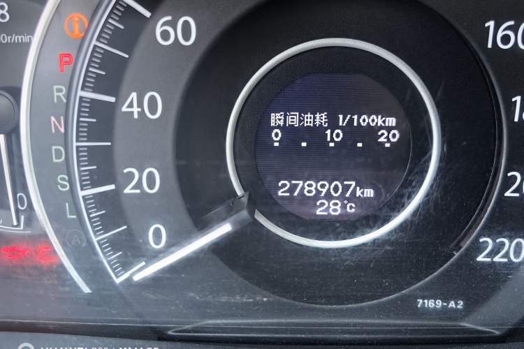 Used Honda CR-V 2015 2.4L four-wheel drive luxury version Odometer Close Up