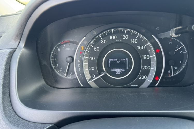 Used Honda CR-V 2015 2.4L four-wheel drive luxury version Odometer Close Up