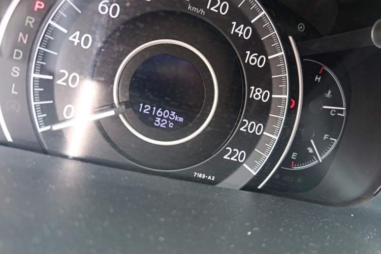 Used Honda CR-V 2015 2.4L four-wheel drive luxury version Odometer Close Up