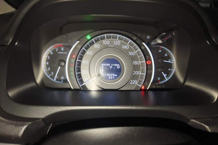 Used Honda CR-V 2015 2.4L four-wheel drive luxury version Odometer Close Up
