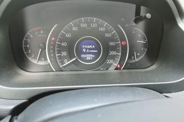 Used Honda CR-V 2015 2.4L two-wheel drive luxury version Odometer Close Up