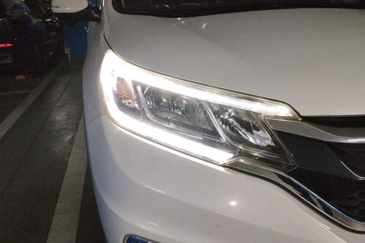Used Honda CR-V 2015 2.4L two-wheel drive luxury version Right Front Headlight