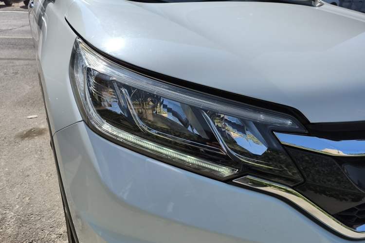 Used Honda CR-V 2015 2.4L two-wheel drive luxury version Right Front Headlight