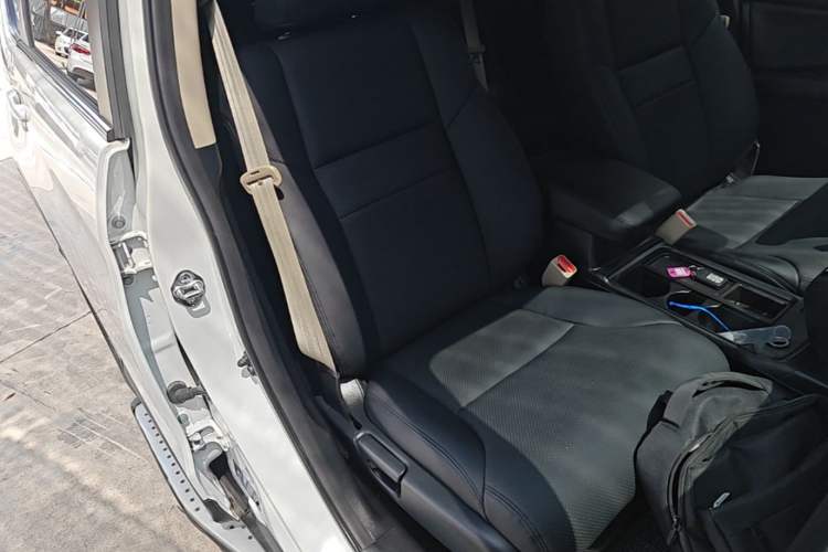 Used Honda CR-V 2015 2.0L two-wheel drive Fashion Edition Right Front Seat