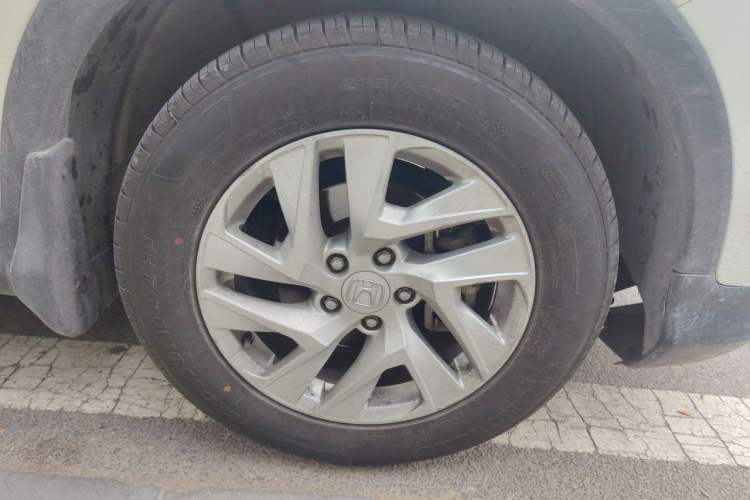 Used Honda CR-V 2015 2.4L four-wheel drive luxury version Right Front Wheel Hub