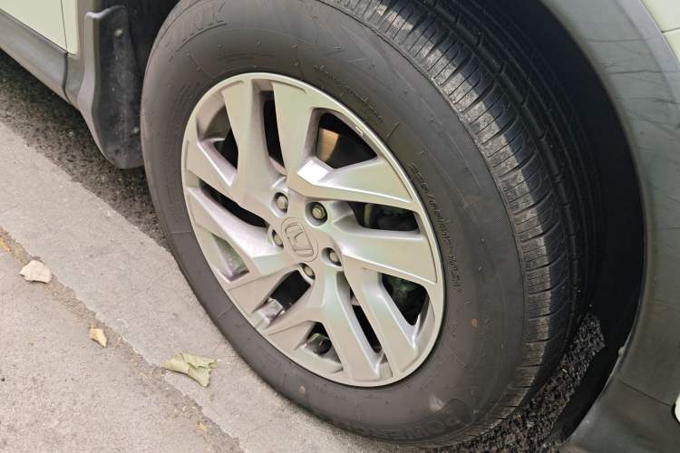 Used Honda CR-V 2015 2.4L two-wheel drive luxury version Right Front Wheel Hub