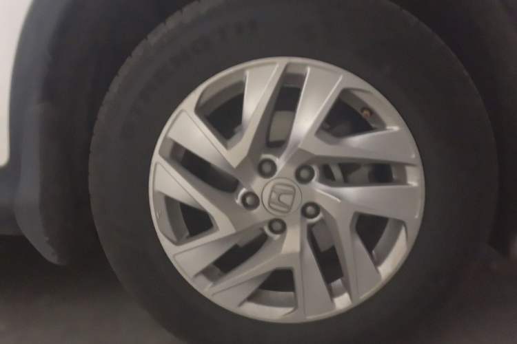 Used Honda CR-V 2015 2.4L two-wheel drive luxury version Right Front Wheel Hub