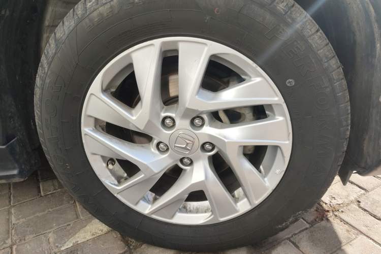 Used Honda CR-V 2015 2.4L four-wheel drive luxury version Right Front Wheel Hub