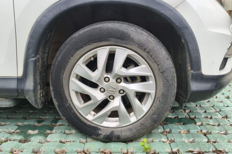 Used Honda CR-V 2015 2.4L two-wheel drive luxury version Right Front Wheel Hub